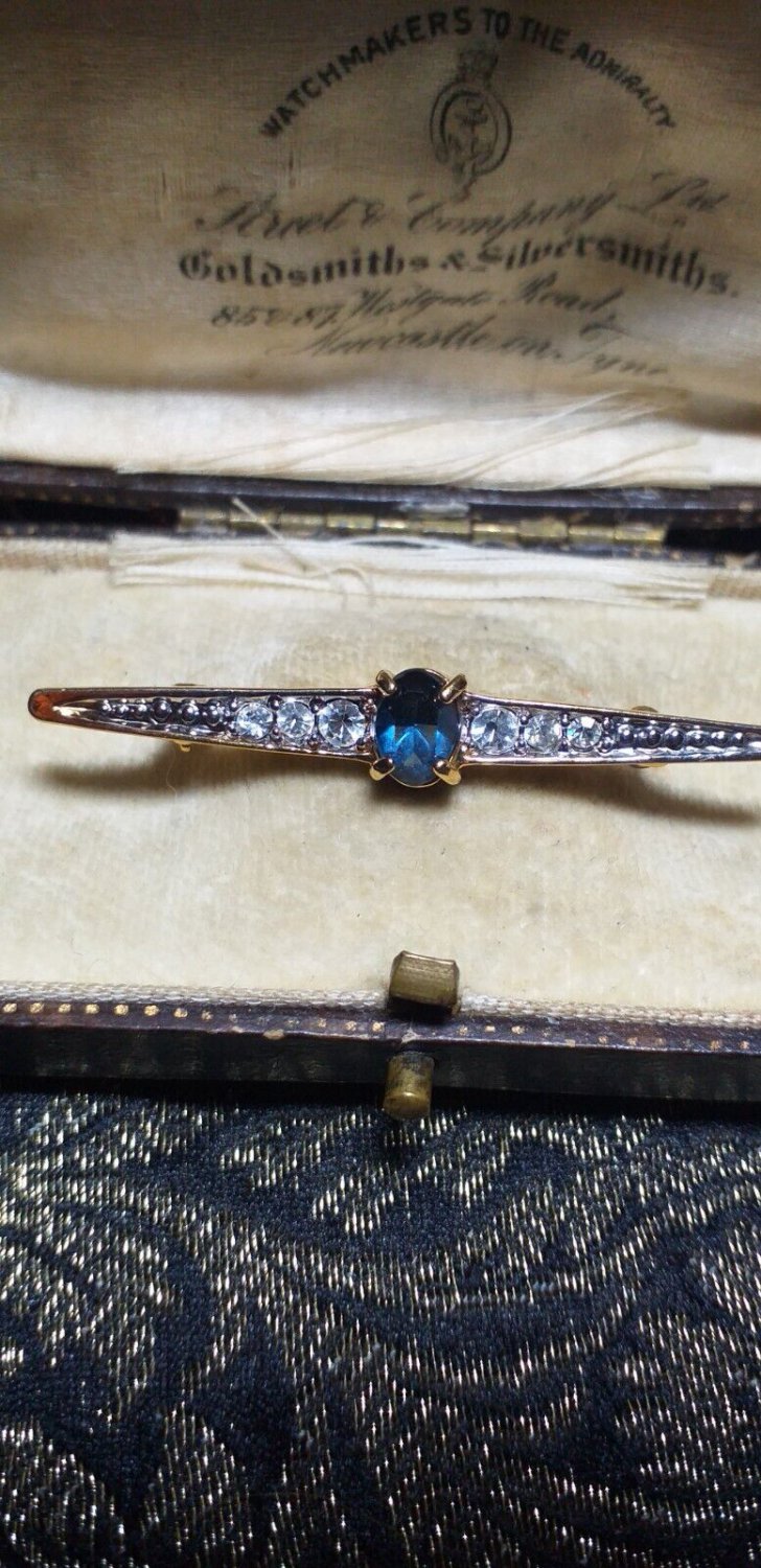 Vintage Small Gold Plated Graduated Clear Crsytal & Blue Glass Bar BROOCH.