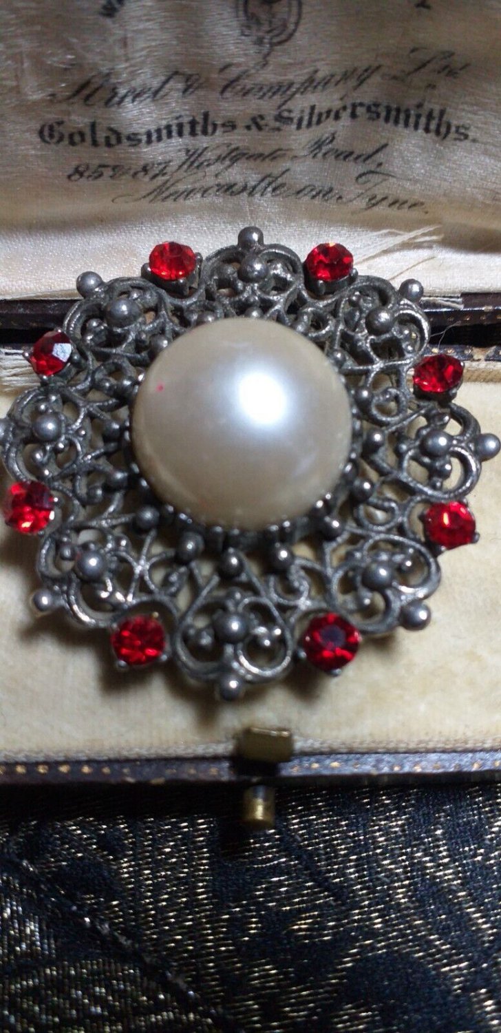 VINTAGE Pewter Ornate Scroll Frame Red Rhinestone & Faux Pearl Cabochon BROOCH