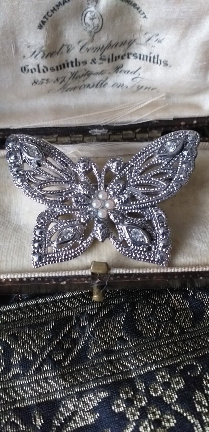VINTAGE 1990-s PRETTY Silvertone Clear Crystal & Pearl Butterfly BROOCH