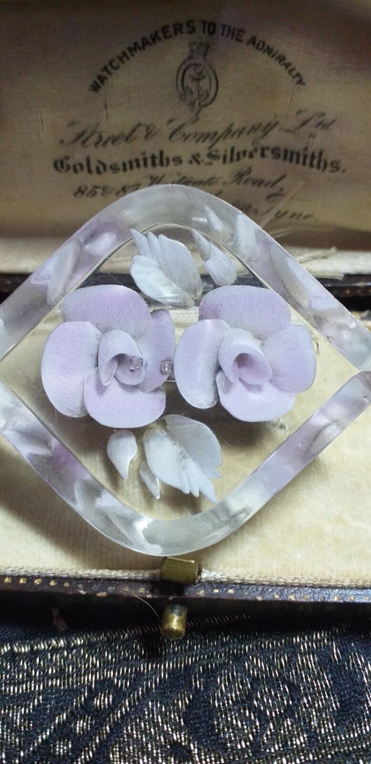 VINTAGE Pretty Clear Lilac & Pale Green Reversed Carved Lucite Floral BROOCH