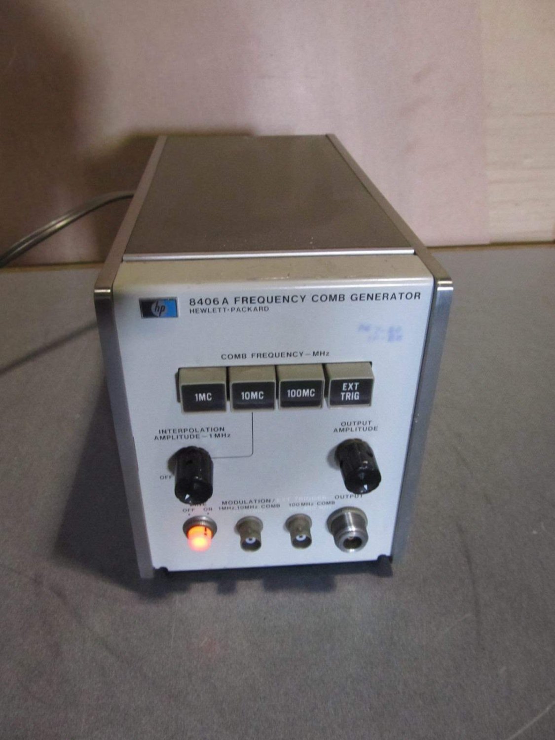 OEM HP (hewlett packard) 8406A frequency comb generator