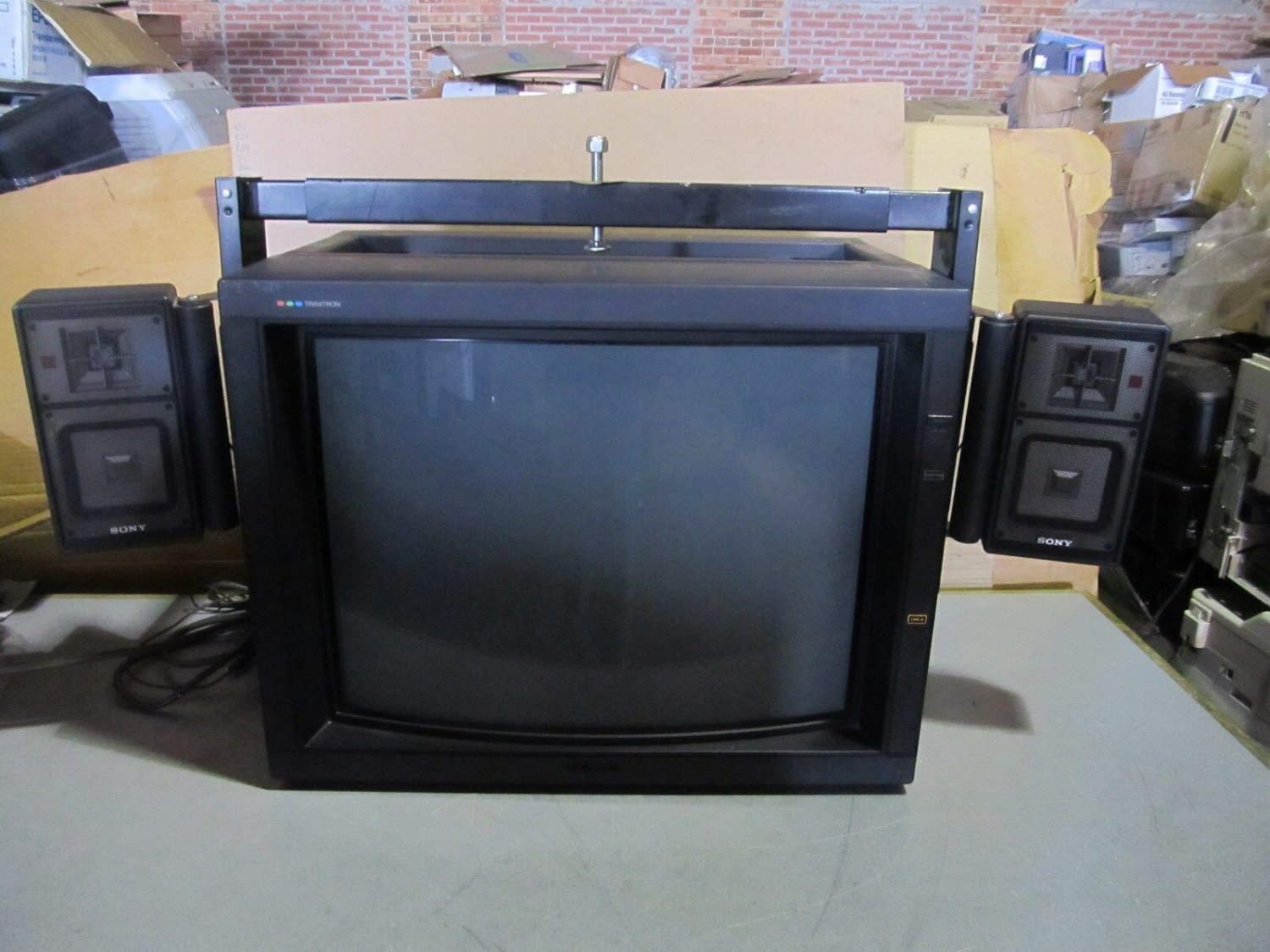 OEM sony trinitron color video monitor model no. PVM-2530 w/Sony speakers