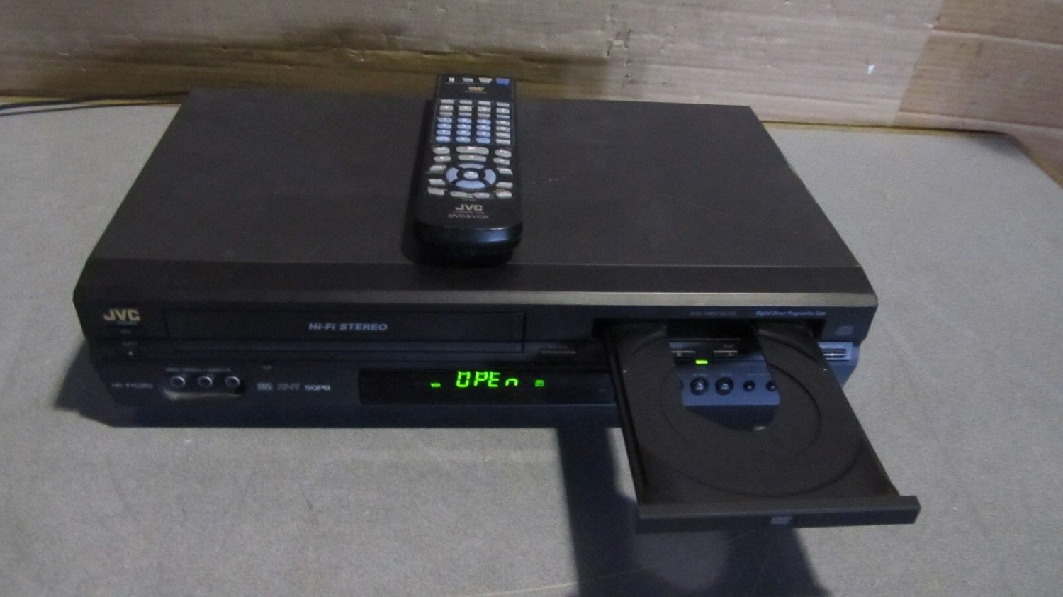 OEM JVC DVD player/VCR model no.HR-XVC26U w/JVC remote model LP21036-038