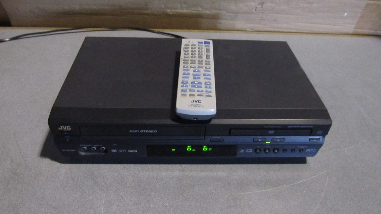 OEM JVC DVD player/VCR  model HRXVC26U w/JVC remote model SHROO34