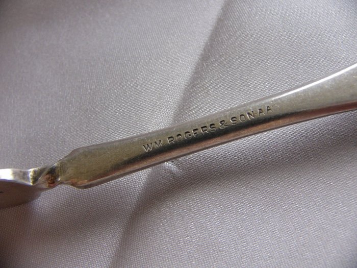 CLASSIC SHELL Silverplate Twist Handle MASTER BUTTER KNIFE by Wm Rogers ...