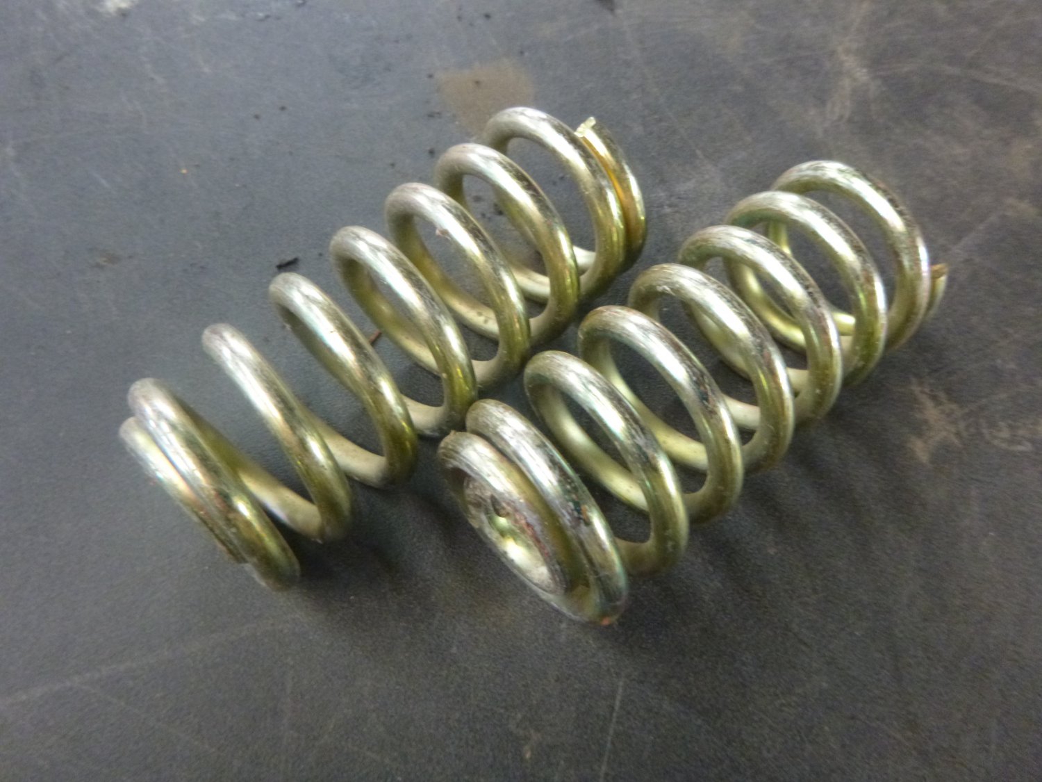 Cub Cadet GT1554 Seat Springs 73204035
