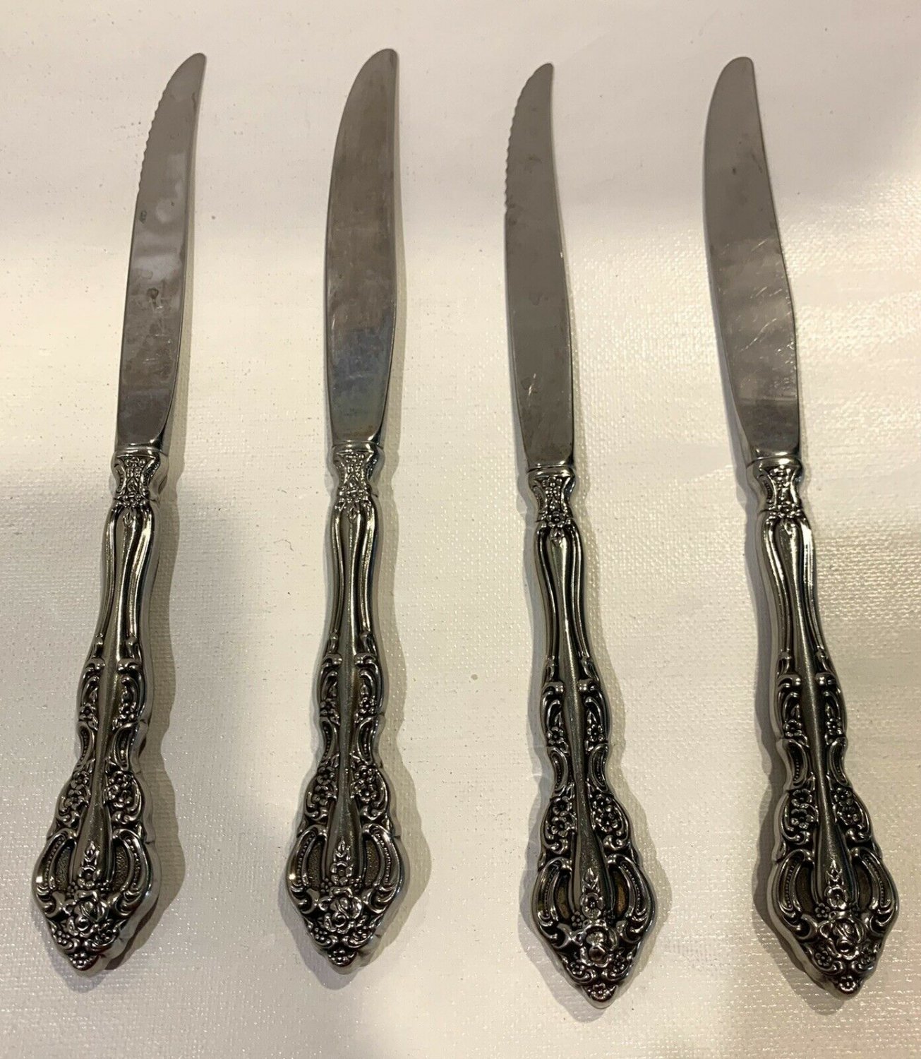 Oneida Distinction Deluxe Michelangelo Dinner Knives Lot of 4