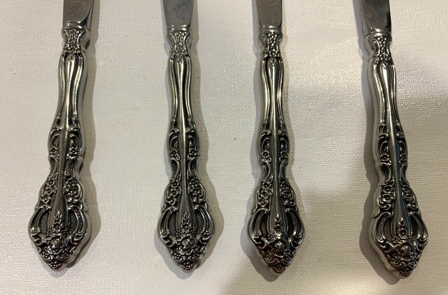 Oneida Distinction Deluxe Michelangelo Dinner Knives Lot of 4