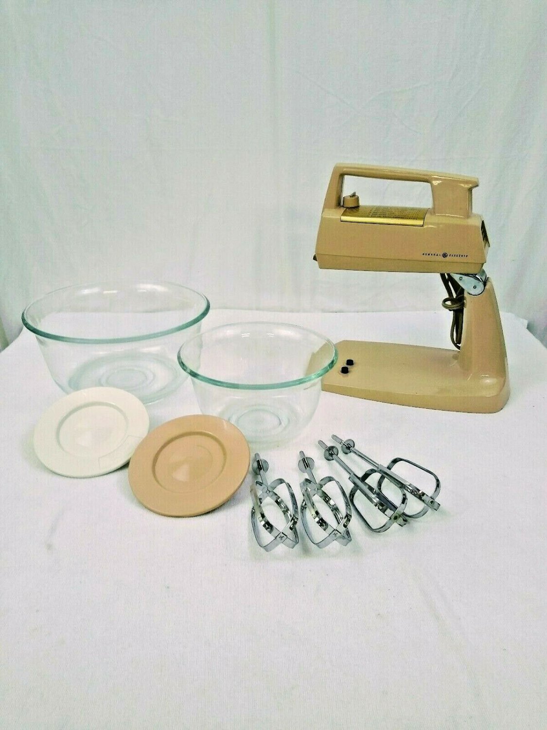Vintage GE 22M35 Stand Mixer 2 Original GE Bowls & Turn Plates 4 Beaters WORKING