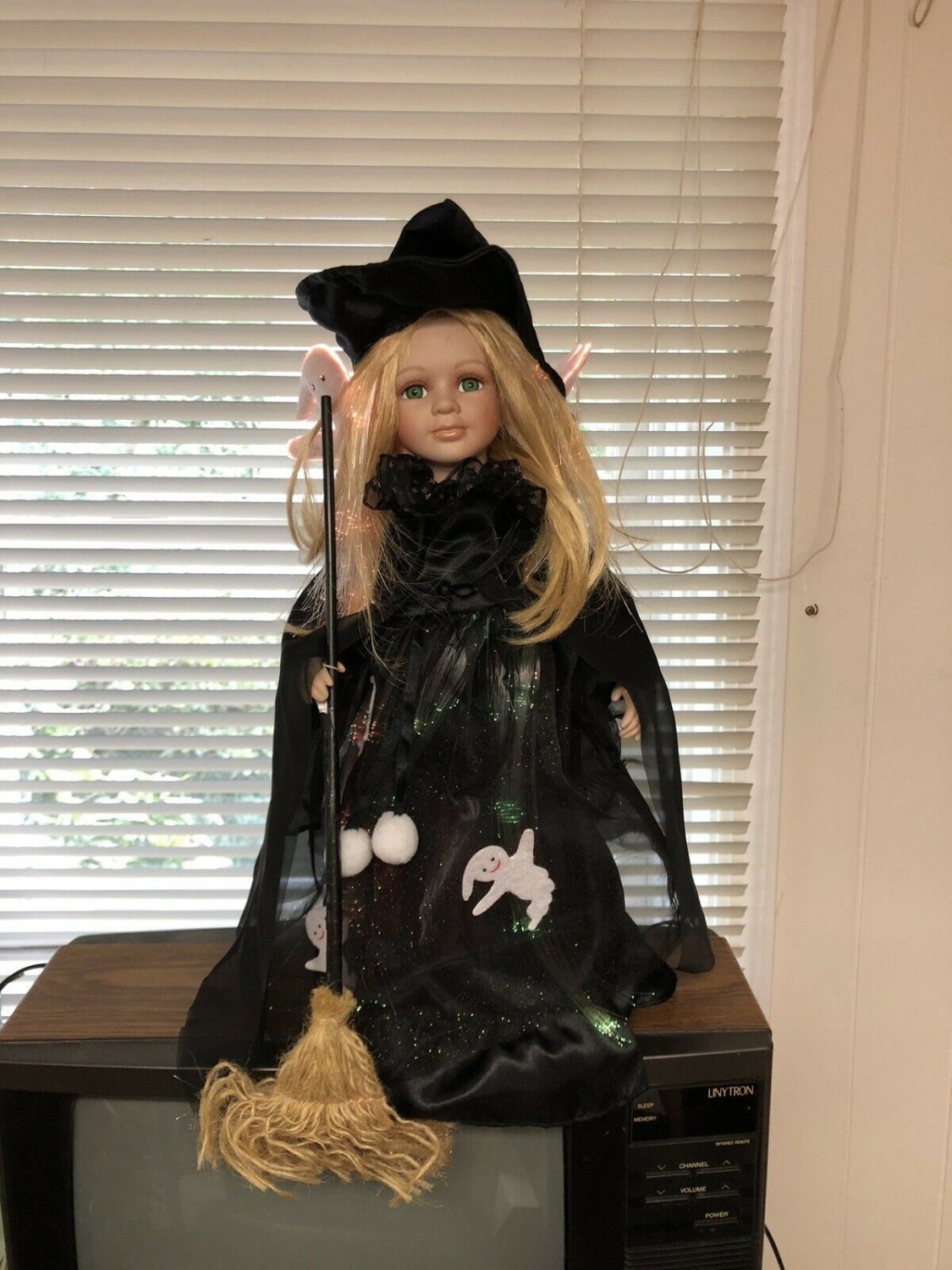 Animatronic Witch  About 18&acirc;�� tall