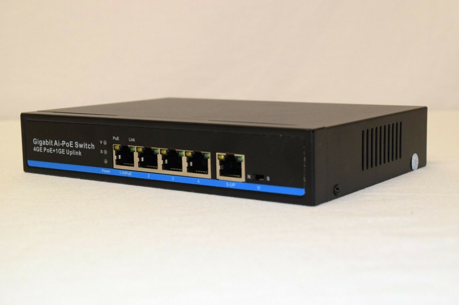 NetFu POE Network Switch, 5 Gbit Ports (1 Uplink Port), 1 Year Warranty
