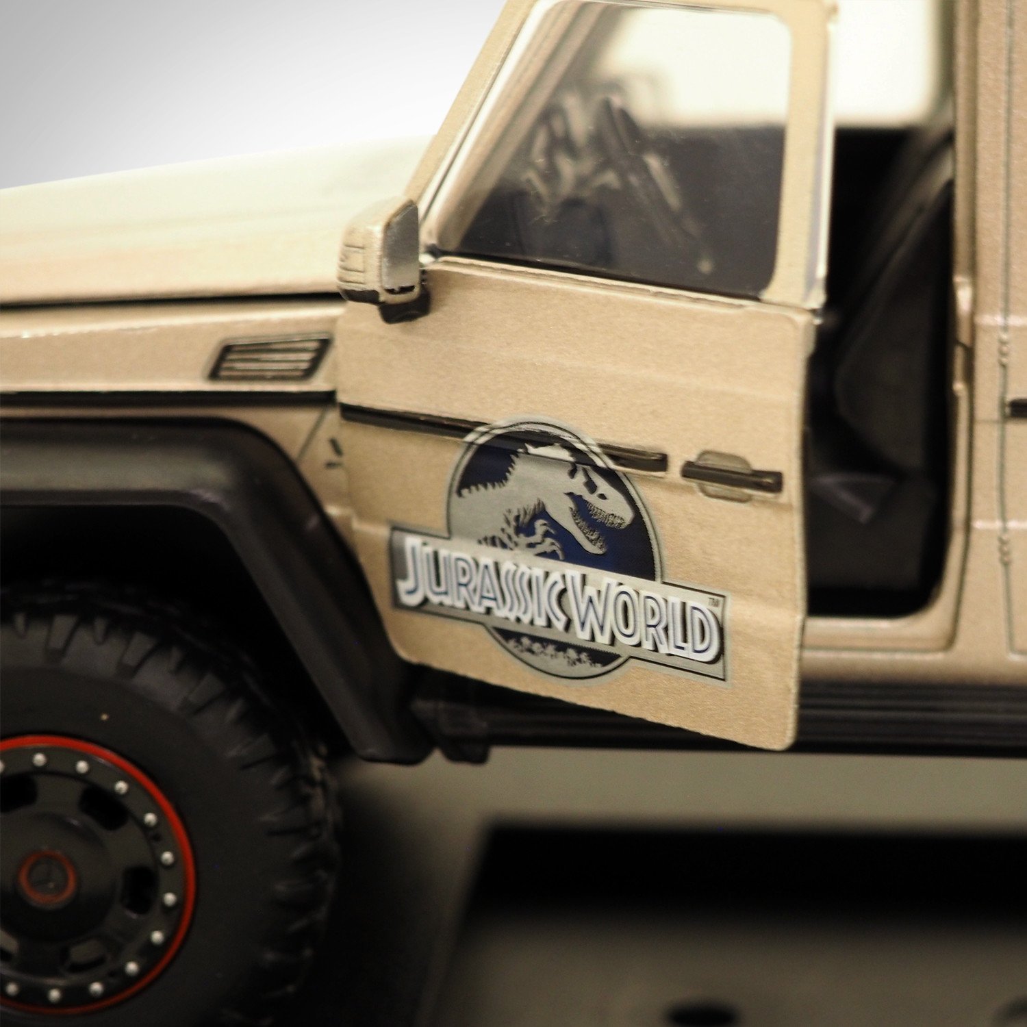 Jurassic World Mercedes Benz G63 Amg 6x6 Exclusive Elite Edition Die Cast Car Display Set 2680