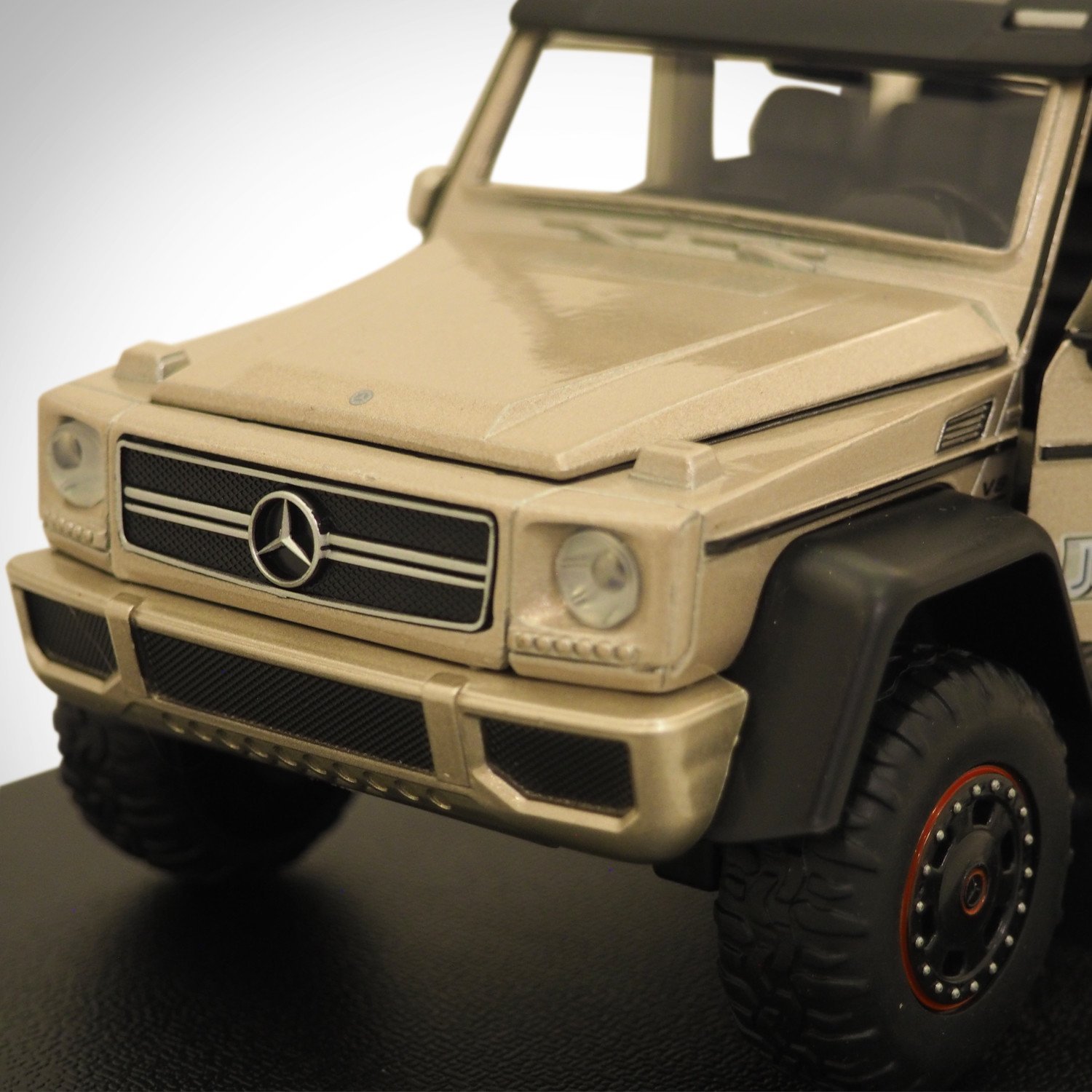 Jurassic World Mercedes Benz G63 Amg 6x6 Exclusive Elite Edition Die Cast Car Display Set 6409