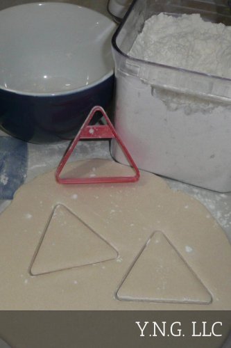 CURVED TRIANGLE SHAPE YIELD SIGN ROAD TRUCK COOKIE CUTTER USA PR2688