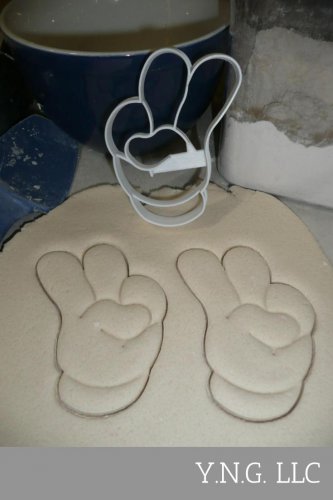 MICKEY MOUSE HAND GLOVE NUMBER 2 TWO SECOND BIRTHDAY COOKIE CUTTER USA PR2877