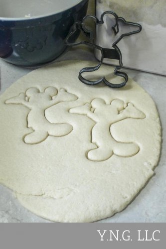 MICKEY MOUSE HANDS UP IN AIR CARTOON DISNEY CHARACTER COOKIE CUTTER USA PR512