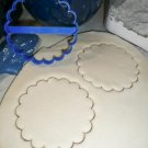 ROUND PLAQUE FRAME OUTLINE WITH 16 SIXTEEN SCALLOPS COOKIE CUTTER USA PR2998
