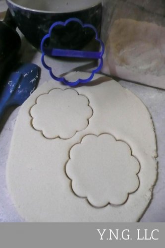 ROUND PLAQUE FRAME OUTLINE WITH 12 TWELVE SCALLOPS COOKIE CUTTER USA PR2997