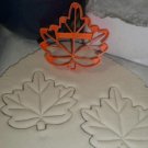 MAPLE LEAF WITH DETAIL STAR SHAPED LEAVES FALL AUTUMN CANADIAN SYMBOL PR2943