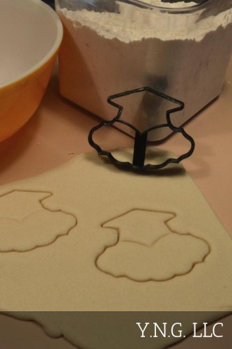 GRADUATION CAP HAT WITH SPACE BELOW FOR WORDING NAME COOKIE CUTTER USA PR2612