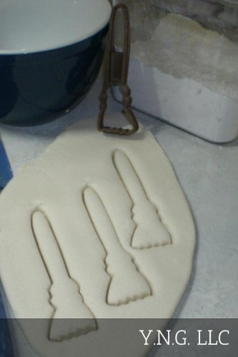 BROOM STICK CLEANING TOOL HOUSEHOLD SWEEP HOUSE FLYING COOKIE CUTTER USA PR2526