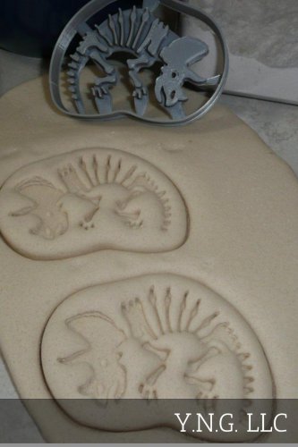 TRICERATOPS FOSSIL 3 THREE HORNED LARGE FRILL DINOSAUR COOKIE CUTTER USA PR2397