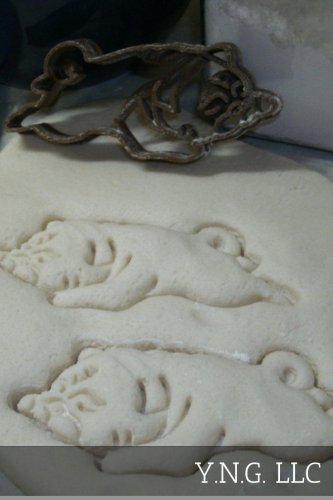 SLEEPING PUG LAYING DOWN DOG BREED ANIMAL PET PUPPY SIT COOKIE CUTTER USA PR2373