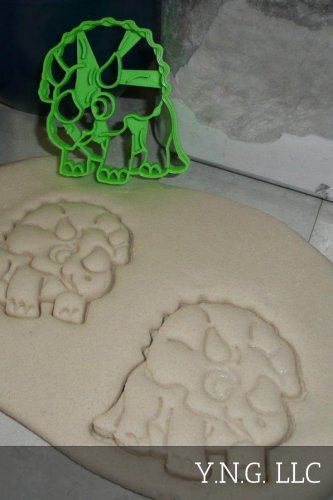 TRICERATOPS 3 THREE HORNS PARROT LIKE BEAK LARGE FRILL COOKIE CUTTER USA PR2338