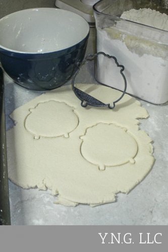 CAULDRON POT OF GOLD KETTLE WITCH HALLOWEEN LEPRECHAUN COOKIE CUTTER USA PR881