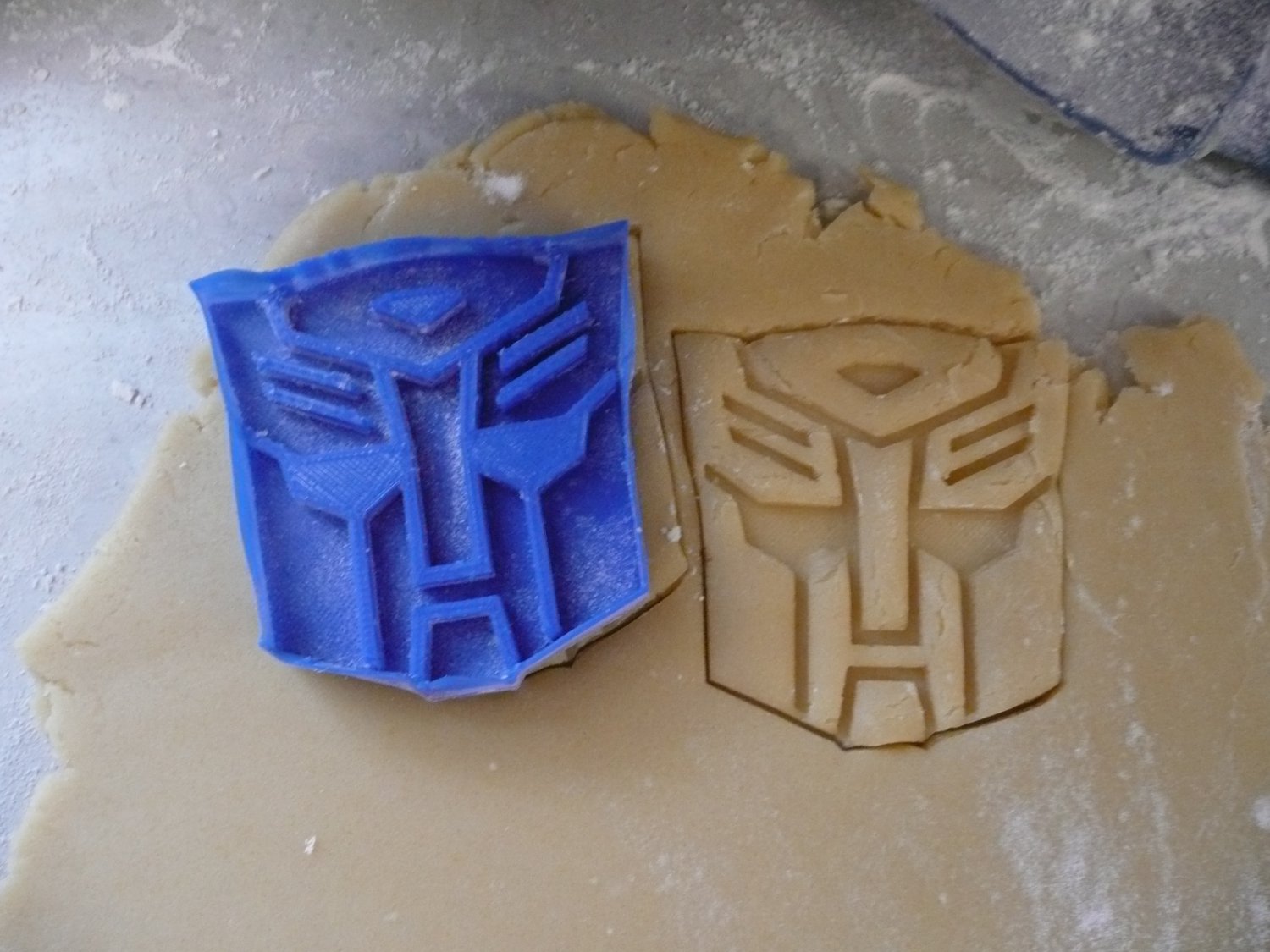 TRANSFORMERS AUTOBOT CHARACTER FONDANT BAKING TOOL COOKIE CUTTER USA PR435