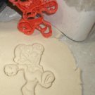 SUPER MARIO JUMPING CHARACTER MARIO BROTHERS NINTENDO COOKIE CUTTER USA PR590