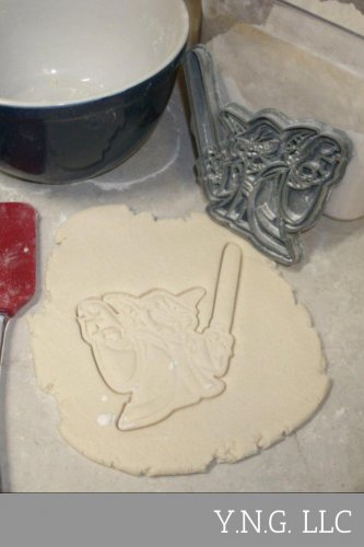 YODA FACE JEDI MASTER STAR WARS CHARACTER LIGHTSABER COOKIE CUTTER USA PR751