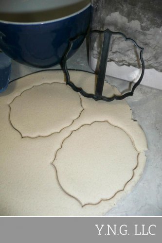 PLAQUE FRAME ELEGANT SCALLOPED EDGE OUTLINE FOR NAME COOKIE CUTTER USA PR3153