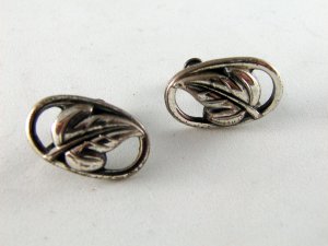 VINTAGE STERLING SILVER LEAF DESIGN SCREW BACK EARRINGS
