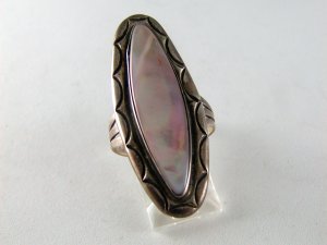 VINTAGE NATIVE AMERICAN STERLING SILVER ABALONE OR MOTHER OF PEARL RING SZ 7 1/2