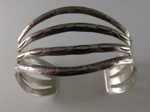 VINTAGE NATIVE AMERICAN STERLING SILVER CUFF BRACELET