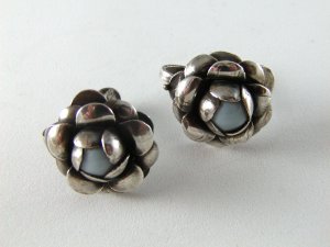 VINTAGE PRE EAGLE MARK MEXICAN STERLING SILVER SCREW BACK FLOWER EARRINGS