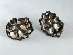 VINTAGE STERLING SILVER FLOWER SCREW BACK EARRINGS