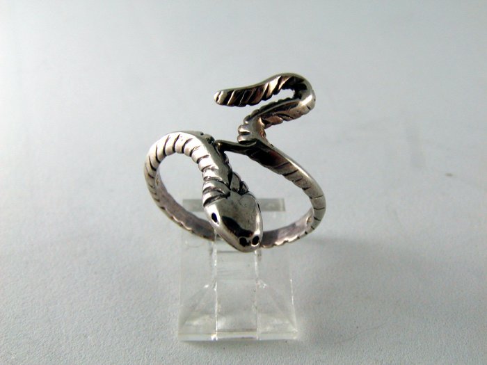 VINTAGE STERLING SILVER SNAKE RING SIZE 8 1/4