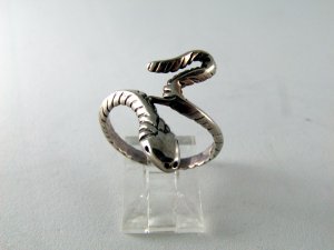 VINTAGE STERLING SILVER SNAKE RING SIZE 8 1/4