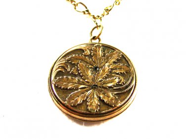 Vintage 1910 - 40's Goldtone Picture Locket Unbranded 62915