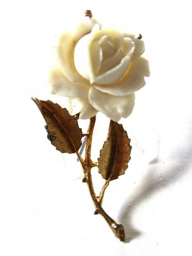 Goldtone & White Flower Rose Brooch Unbranded 8615
