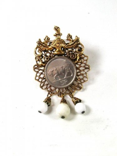Gold Tone 5p Bull Ireland Coin Dangley Faux Pearls Brooch 8116