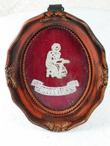 Beautiful Vintage Bruxelles Lady Sewing Lace Souvenir Stand 31416