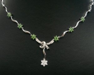 18K White Gold 0.59cts Diamond & 1.13cts Green Sapphire Necklace