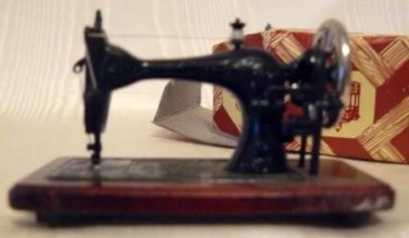 Town Square Miniatures' Table Top Sewing Machine:  Cute as a Button! NOS, NIB