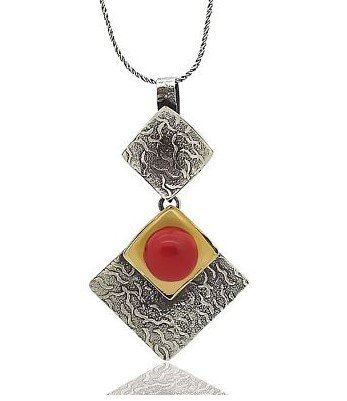 Rock Neklace Model