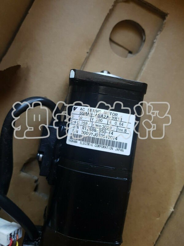 YASKAWA SERVO MOTOR SGMAH-A5A2A-YR11 new  