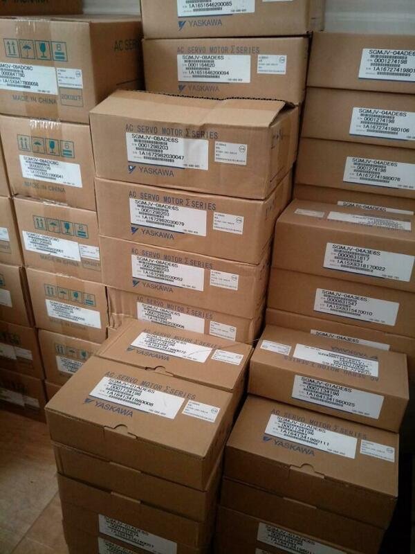 YASKAWA servo  driver SGDV-2R8A11A002000 NEW  