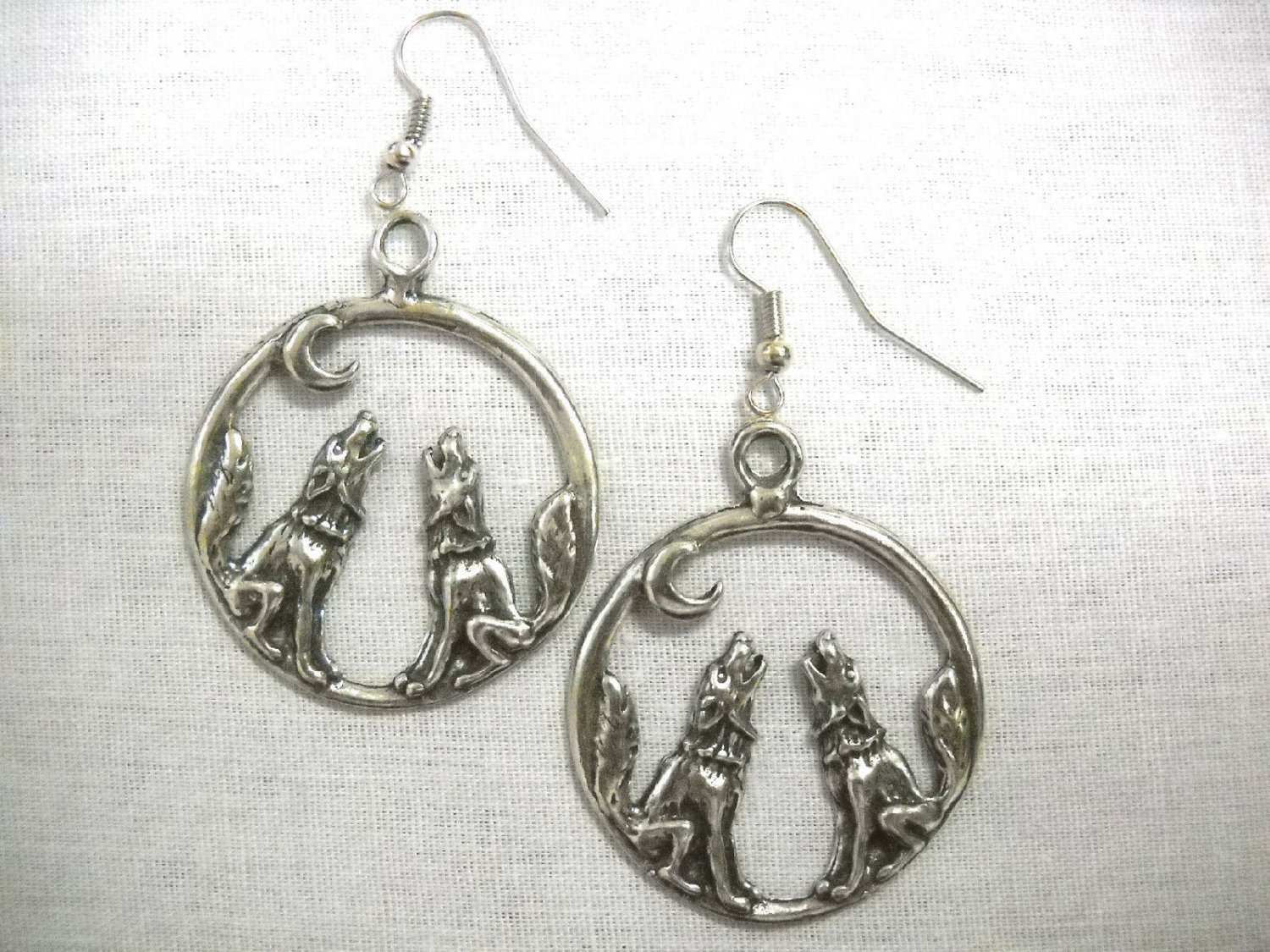 SPIRIT WILDLIFE TWIN HOWLING WOLVES / WOLF USA PEWTER PENDANTS PAIR OF EARRINGS